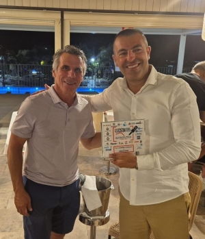 Una recente foto di Alberto Urpi, premiato  da Gianfranco Zola