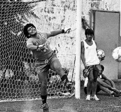 Calcio d0altri tempi. (Napoli) Diego Maradona in porta e un giovane Zola che lo ammira rapito (foto concessa, archivio GF Zola)