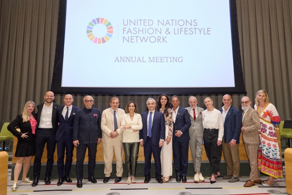 New Tork. Foto di gruppo al Palazzo della Nazioni Unite. Da sinistra, Magno Crstiani e Lorenzo Giannuzzi, terzo e quinto