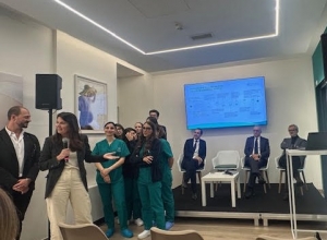 Foto di gruppo  a Genera. Gianni Monni &egrave; il secondo da destra, seduto