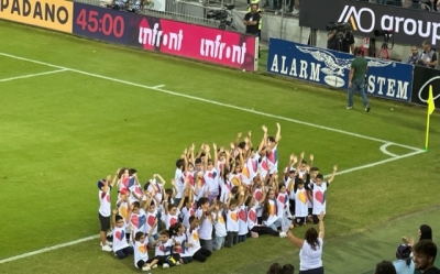 I bambini della scuola del tifo, una delle poche cose liete in una serata da dimenticare