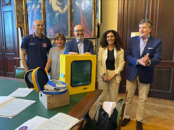 Cagliari, il Comune consegna 32 nuovi defibrillatori a scuole e chioschi del Poetto