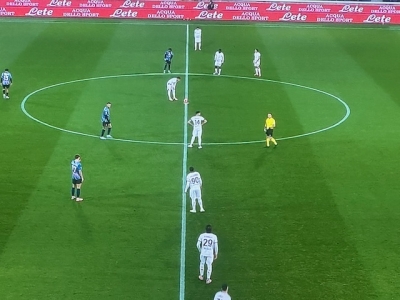 il calcio d'avvio all'Atleti azzurri d'Italia