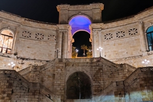 Il Bastione illuminato di violetto per la Giornata mondiale del Lupus Eritematoso Sistemico