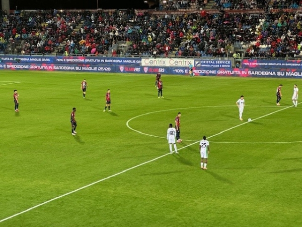 Il calcio d'avvio di Cagliari-sassuolo