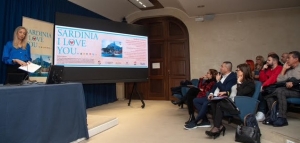Cagliari. Una fase della conferenza stampa. Si riconoscono, a sinistra, la cronista Rai, Cristiana Aime, e da destra, Carla Medau e Alberto Urpi