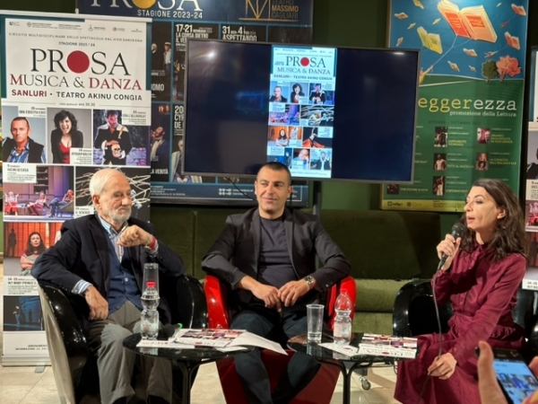 Cagliari. Una fase della conferenza stampa al Teatro massimo. Da sinistra, Antonio Cabiddu, Alberto Urpi e Valeria Ciabattoni