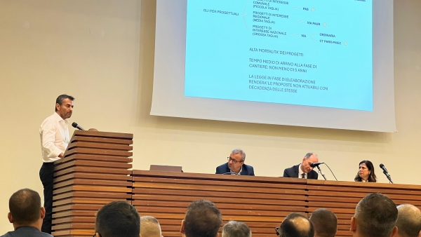 L&#039;intervento del sindaco Massimo Zedda all&#039;incontro della Fiera sull&#039;istallazione di impianti eolici e fotovoltaici in Sardegna