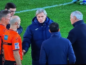 Verona. Un momento del duro confronto tra Claudio Ranieri e Daniele Orsato