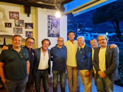 Il presidente nazionale dell&#039;Ussi, Gianfranco Coppola, con il portiere della Nazionale e, tra le altre della Fiorentina - terzo e quarto da destra - ospiti d’onore alla festa del Museo del Calcio di Salina