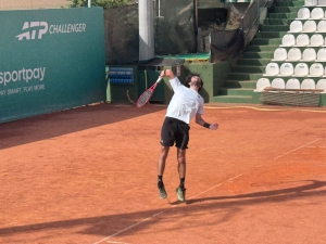 Primi scambi al Tc Cagliari per lo scudetto del tennis