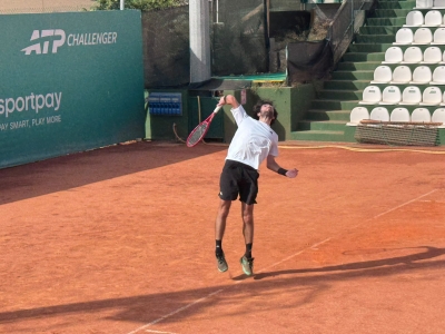 Primi scambi al Tc Cagliari per lo scudetto del tennis