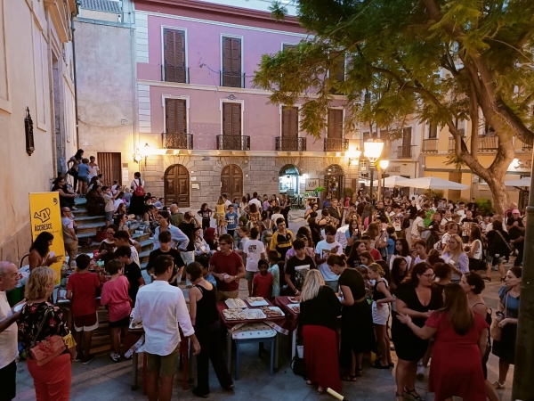 Alla Marina di Cagliari il quartiere dei ragazzi invita tutti a cena