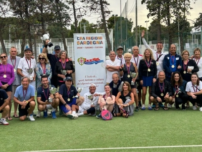 Villasimius. Gruppone sorridente a margine delle premiazioni del tennis per il Turisport 2024