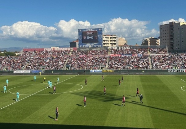 Cagliari-Bologna, il calcio d'inizio