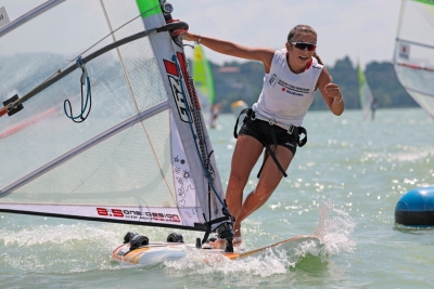 Oro per la windsurfista cagliaritana Teresa Medde ai mondiali Techno 293 in Ungheria