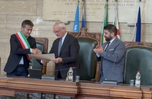 A mister Claudio Ranieri la pergamena della cittadinanza onoraria di Cagliari