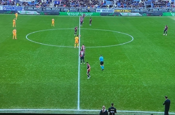Calcio d'avvio di Cagliari-Pisa