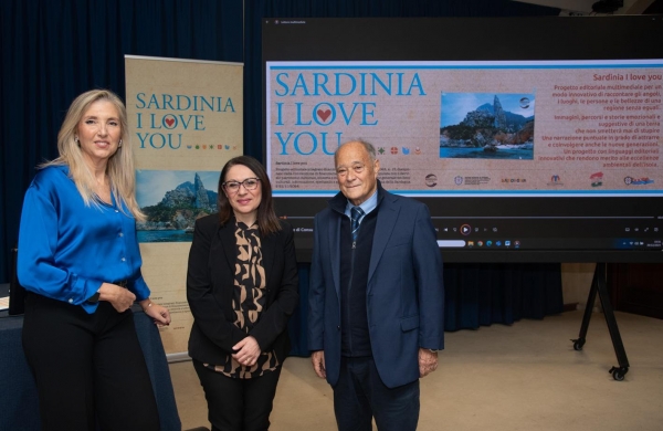 Cagliari, Una fase della presentazione del progetto. Da sinistra, la giornalista Rai, Cristiana Aime, Ilaria Portas e Gianni Aramu