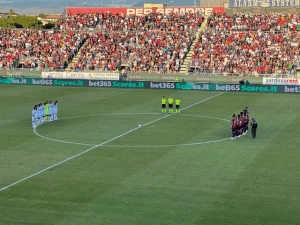 Cagliari e Empoli al minuto di raccoglimento per la scomparsa di Totò Schillaci