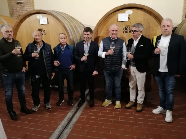 Un momento dell&egrave;"esperienza tra i tini della cantina di Dolianova