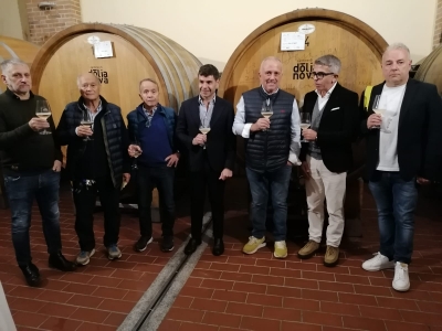 Un momento dell&egrave;"esperienza tra i tini della cantina di Dolianova