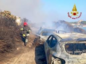 Inferno a Punta Molentis: il paradiso di Villasimius in fiamme, centinaia evacuati via mare