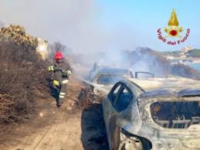 Inferno a Punta Molentis: il paradiso di Villasimius in fiamme, centinaia evacuati via mare
