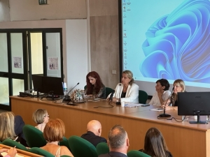 Una fase dei lavori di Sui Generis. Da sinistra, Ester Cois (Università Cagliari), Viviana Lantini (direttrice pronto soccorso Sirai e assessore assessore Servizi sociali di Cagliari), Rosanna Mura (avvocata) e Ada Lai (assessore regionale al Lavoro)Ni