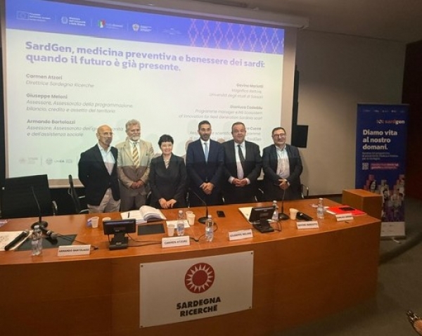 La firma dell'intesa SardGen nell'auditorium di Sardegna ricerche. Da sinistra, Francesco Cucca, Armando Bartolazzi, Carmen Atzori, Giuseppe Meloni, Gavino Mariotti e Gianluca Cadeddu